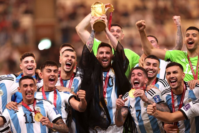 لحظه بالا بردن جام جهانی توسط لیونل مسی