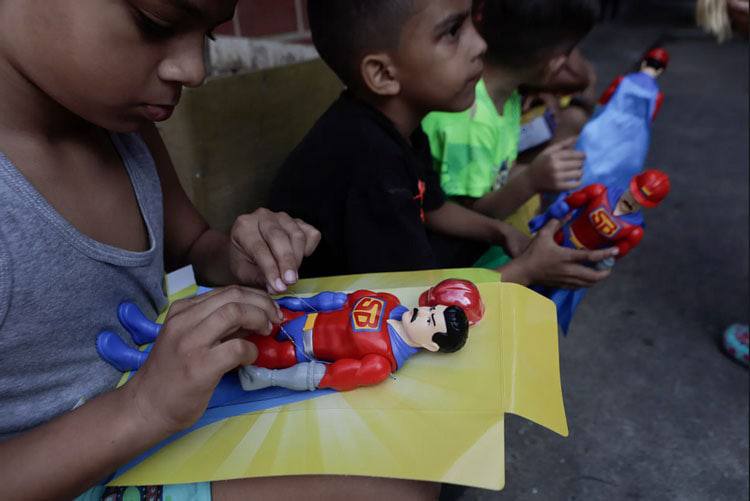 توزیع عروسک‌های رئیس جمهور ونزوئلا بین کودکان+عکس