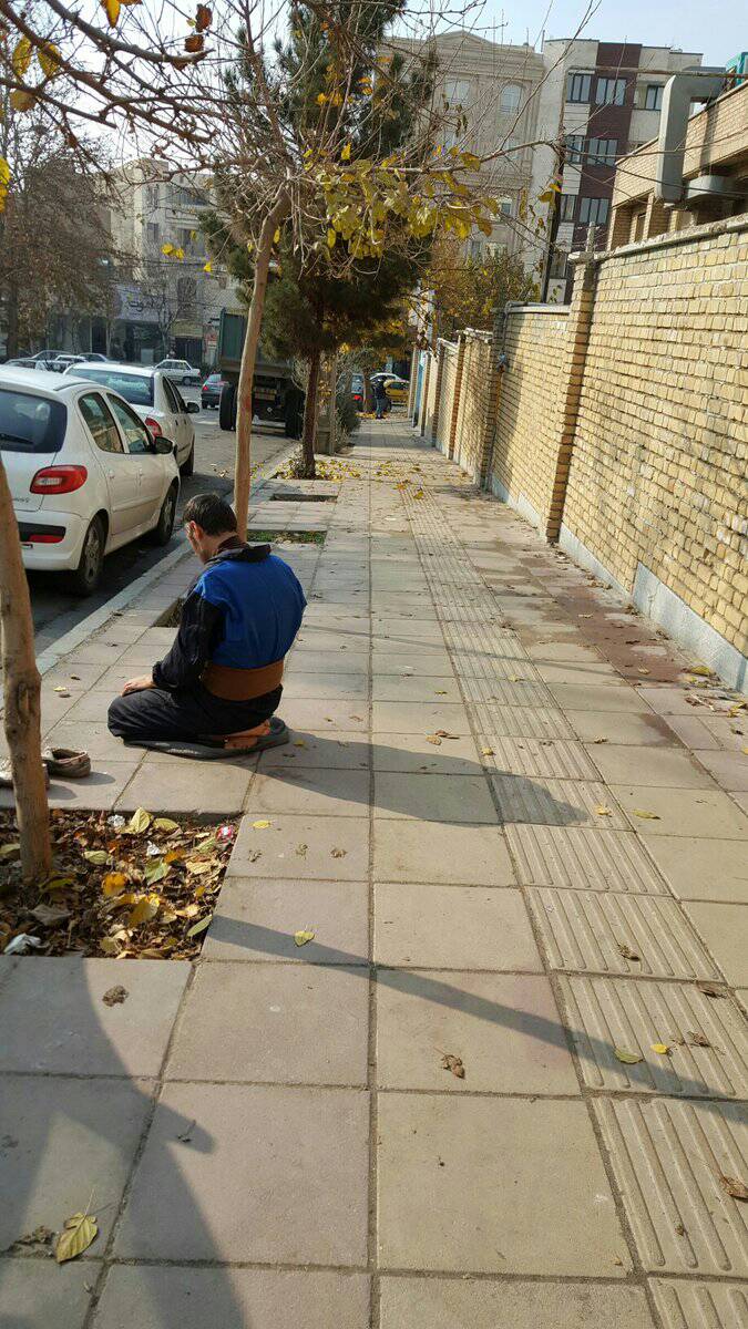نماز بی‌ریای یک شهروند در پیاده رو+عکس