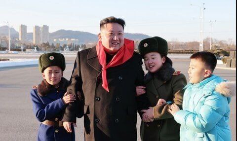 رهبر کره شمالی در کنار بچه های گریان+عکس