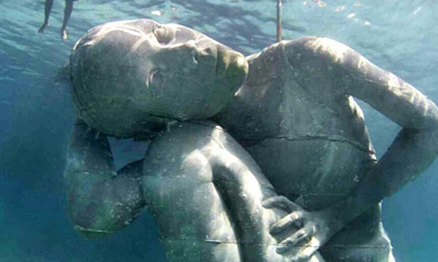 مجسمه دختری عجیب در زیر اقیانوس اطلس+عکس