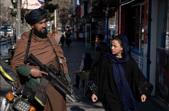 نگاه خشمگین زن افغان به نیروی طالبان+عکس