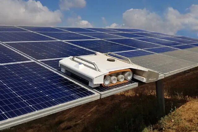 رباتی که به صورت خودکار پنل‌های خورشیدی را تمیز می‌کند