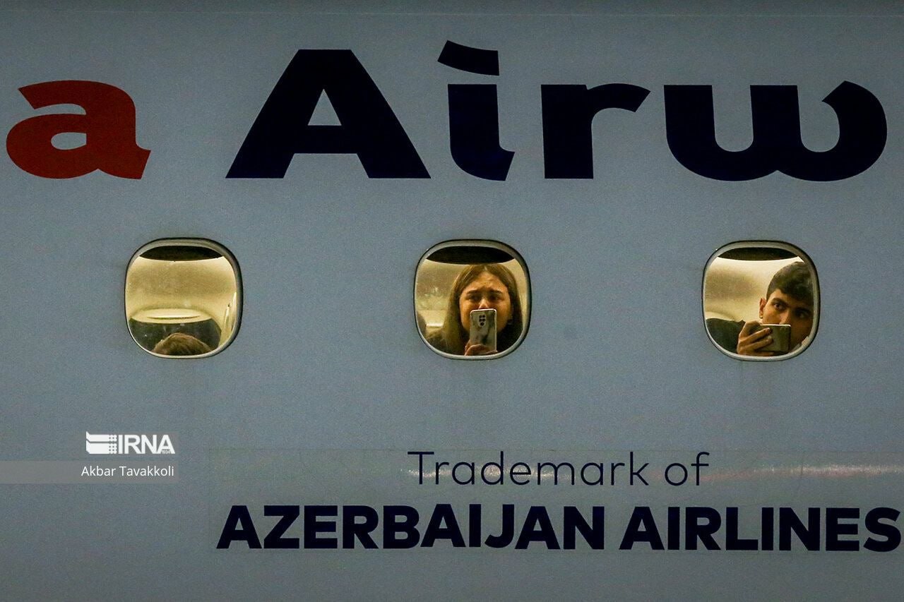 اشک‌های کارمندان سفارت جمهوری آذربایجان هنگام خروج از ایران+عکس