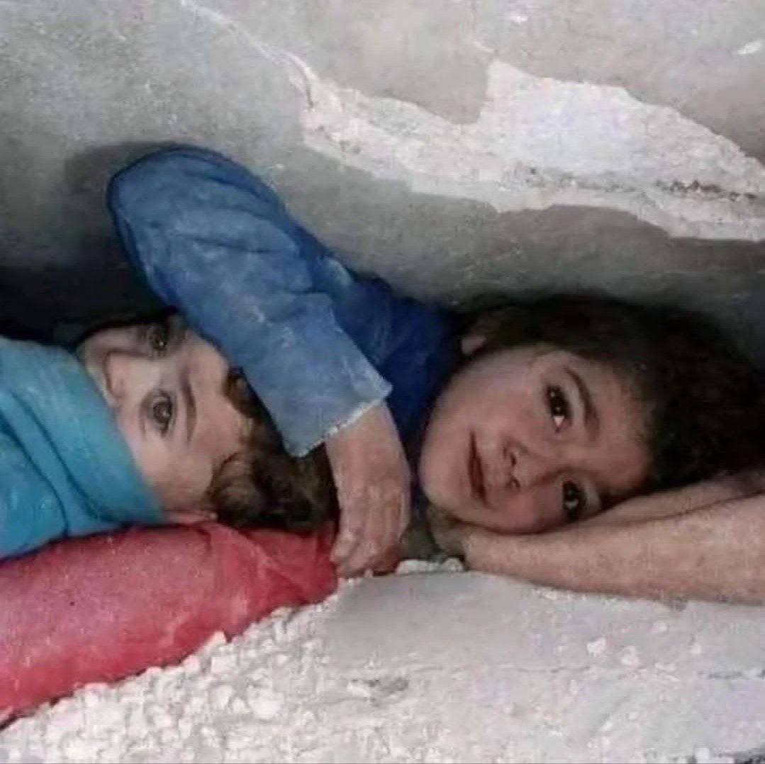 لحظه نجات دخترک سوری و برادرش از زیر آوار+عکس