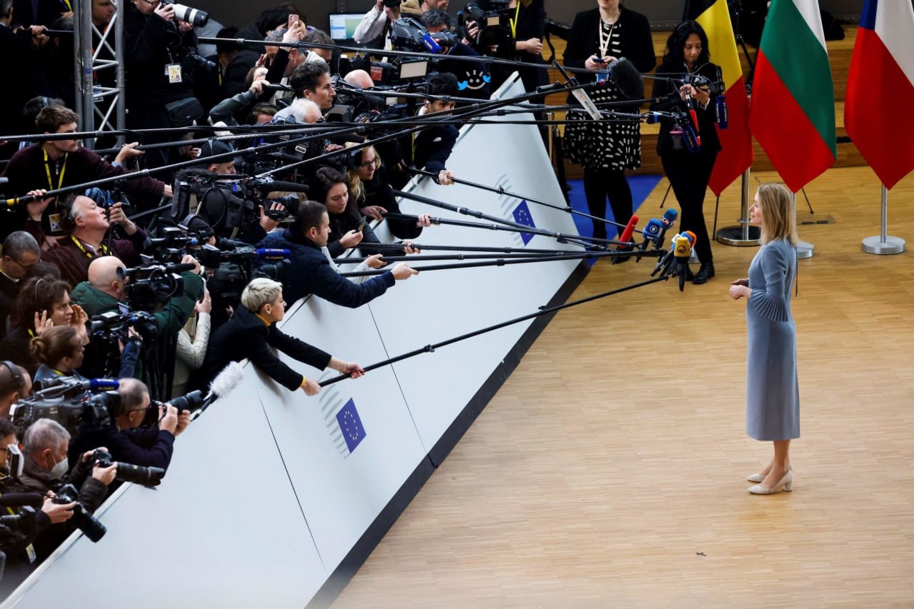 مصاحبه عجیب نخست وزیر استونی با خبرنگاران+عکس