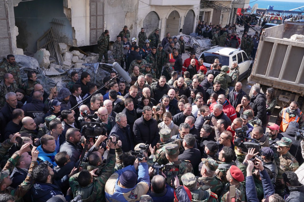 بشار اسد و همسرش در کنار امدادگران سوری+عکس