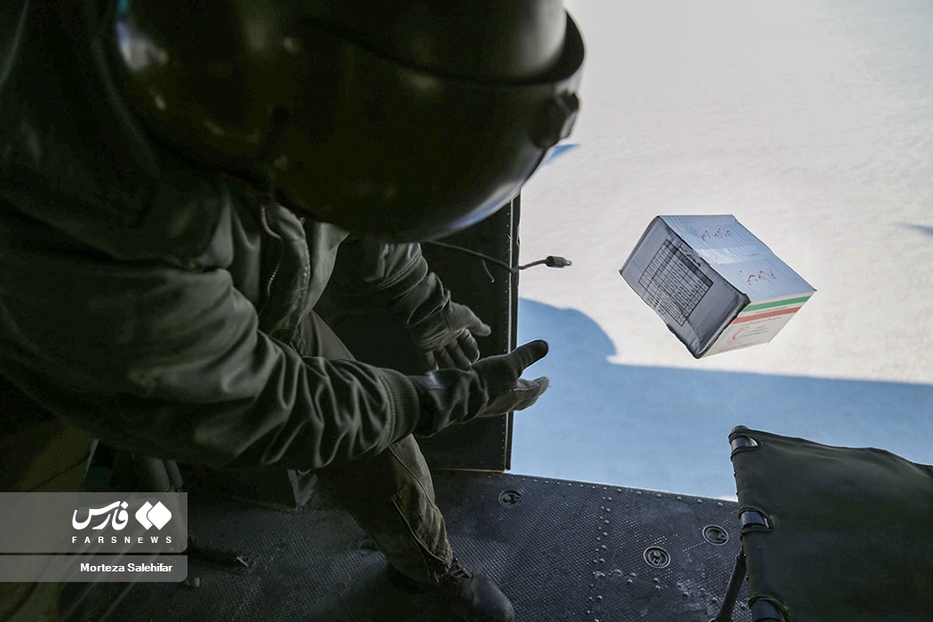 کمک امدادگران نیروهای هوایی ارتش به مردم کوهرنگ+عکس