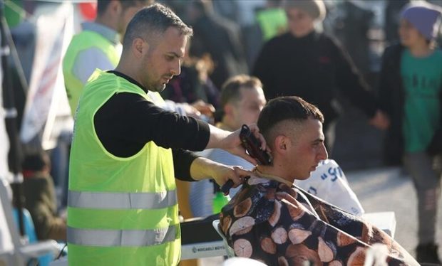 کمک متفاوت آرایشگران به زلزله زدگان ترکیه+عکس