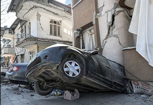 آوار زلزله روی خودروهای ترکیه+عکس