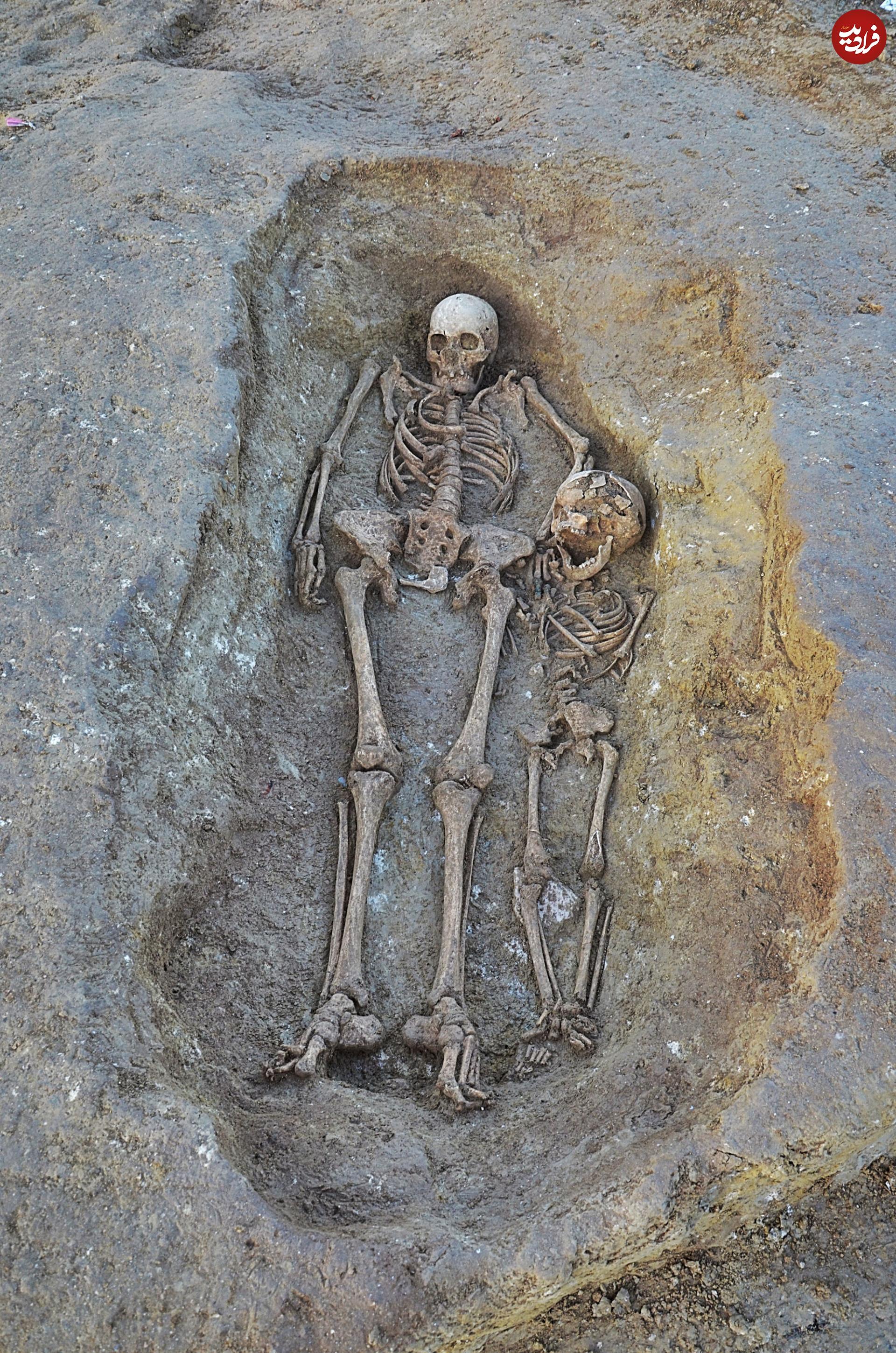 کشف مقبره ۱۴۰۰ ساله مادر و کودک زیر یک مدرسه+عکس