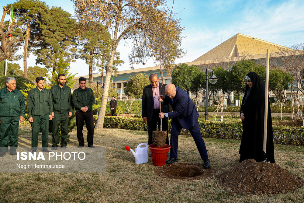 رئیس مجلس در روز درختکاری+عکس