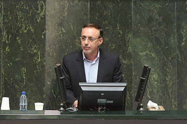 انتقاد وحیدی از حذف اعتبارات ساخت مدارس و خوابگاه‌ها از بودجه ۱۴۰۲