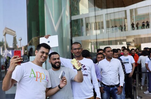 هندی‌ها مقابل اولین فروشگاه اپل در این کشور صف بستند+عکس