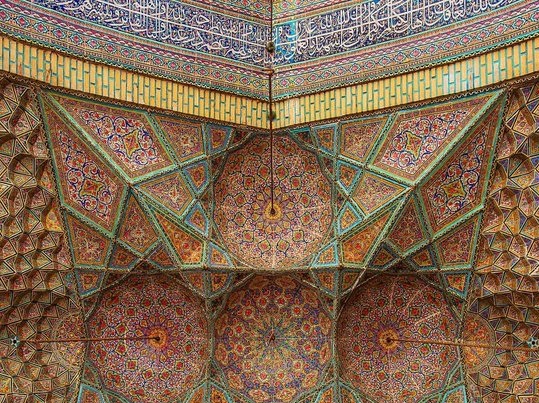 معماری پر نقش و نگار مسجد نصیرالملک شیراز+عکس