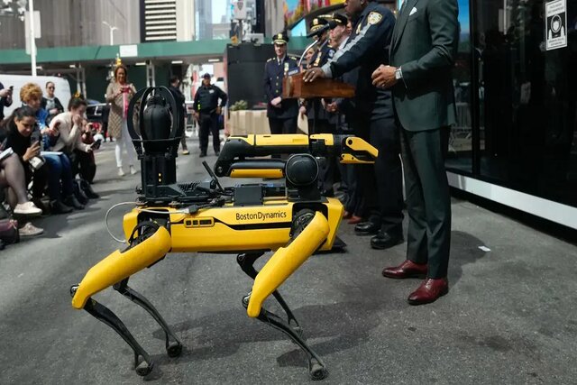 پاسخ شدید شهردار نیویورک به منتقدان استفاده از سگ رباتیک