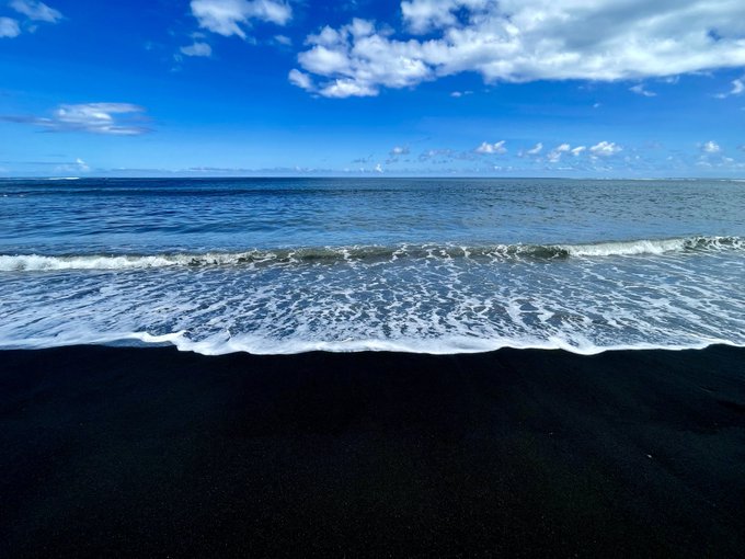 تصویر عجیب از ساحل یک جزیره که به صورت طبیعی سیاه است+عکس