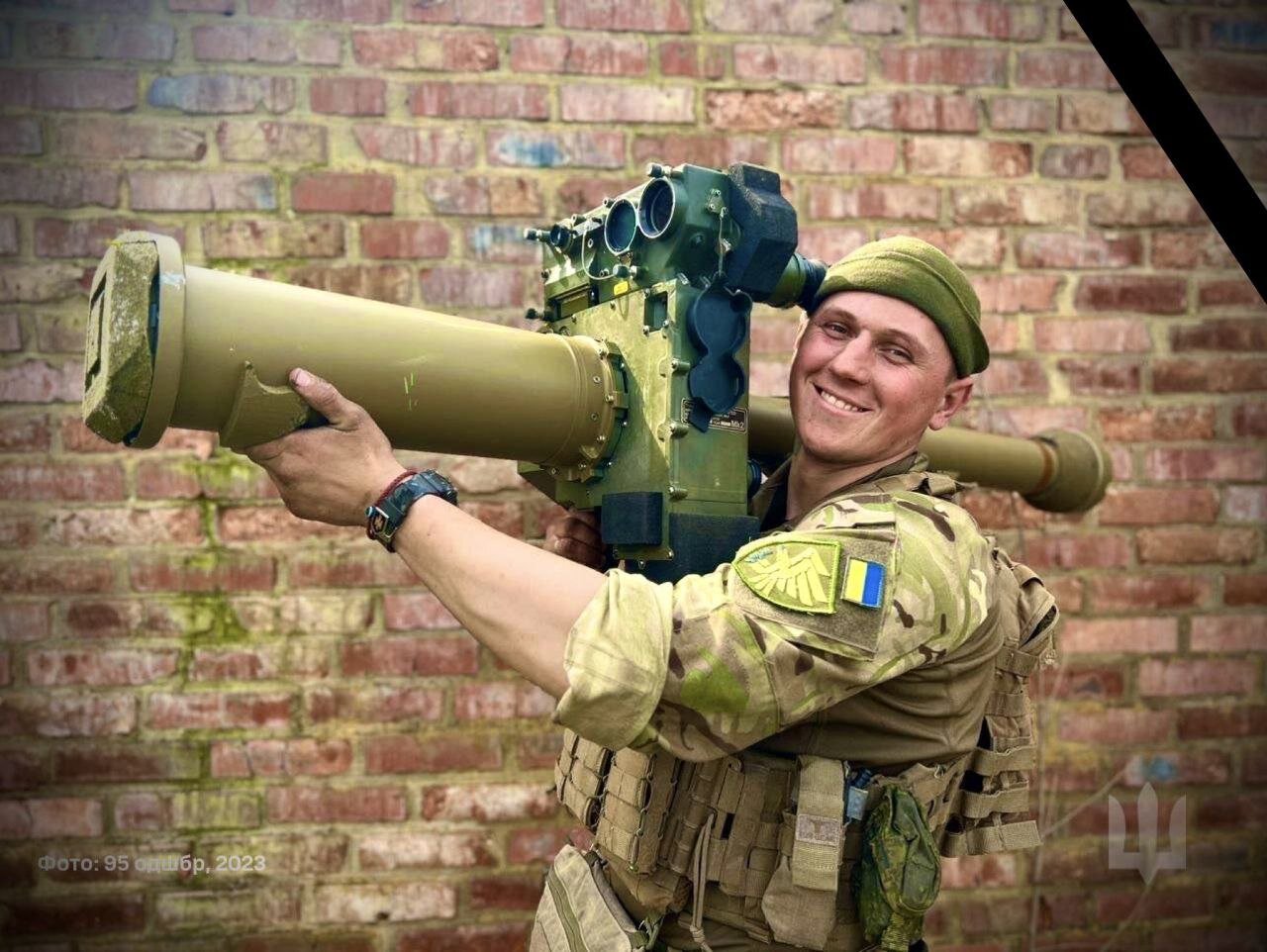 سلاح عجیب سرباز اوکراینی روش دوش‌اش+عکس
