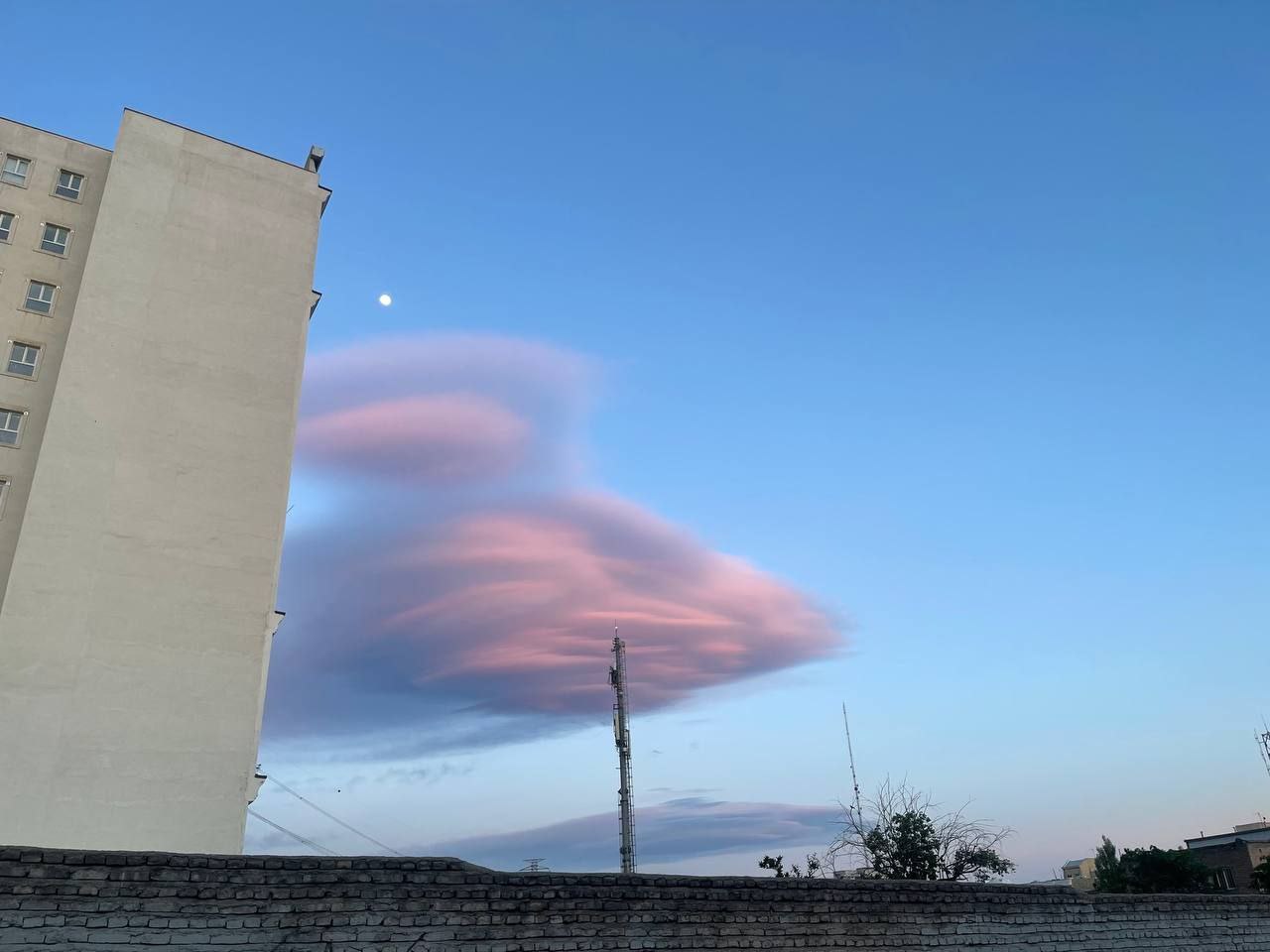 مشاهده ابرهای عجیب در آسمان تهران+عکس