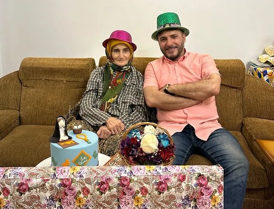 تیپ بامزه جواد هاشمی در جشن تولد مادرش+عکس