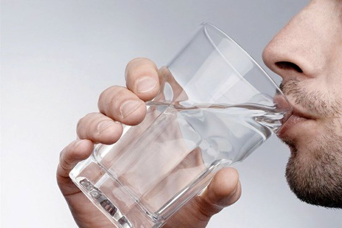 نوشیدن آب سرد و خطراتش برای بدن+اینفوگرافیک