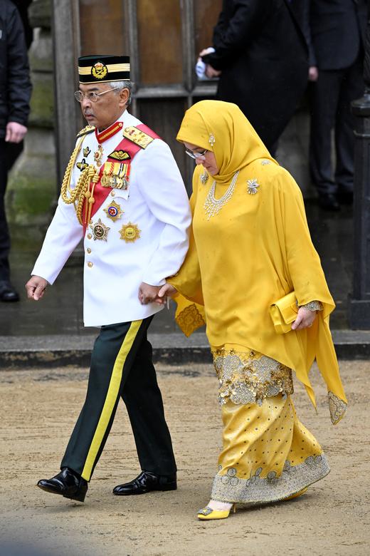 سلطان عبدالله و همسر محجبه‌اش در مراسم تاجگذاری پادشاه انگلیس+عکس