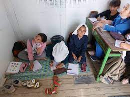 رنج تحصیل در کانکس فرسوده/ دانش آموزان  قورپلجه  چشم انتظار ساخت مدرسه
