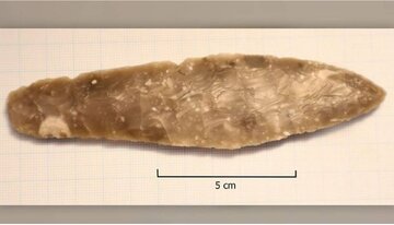 خنجر بی‌نظیر ۳ هزار ساله با سنگ کمیاب هنگام بازی پیدا شد +عکس