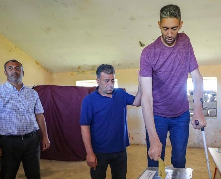 قدبلندترین مرد دنیا در ترکیه رای داد+عکس