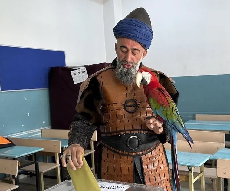 تصویر عجیب از یک مرد با طوطی‌اش در انتخابات ترکیه+عکس