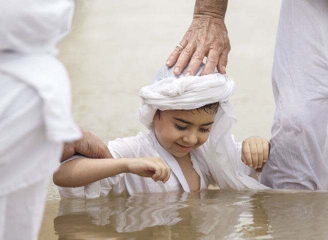 غسل تعمید کودکان مندایی در اهواز +عکس