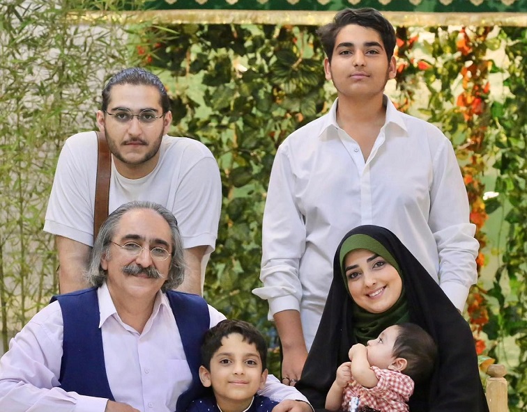 تصویر دیدنی از خانواده ۶ نفره مجری معروف تلویزیون+عکس