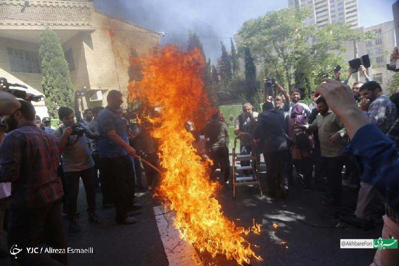 آتش زدن پرچم سوئد در تهران+عکس