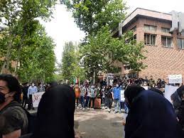 باید در زمینه جذب منابع از بیرون دانشگاه تلاش کنیم