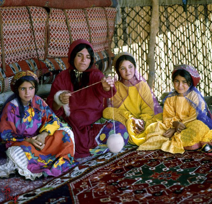 تصویر دیدنی از مادر قشقایی و دخترانش+عکس