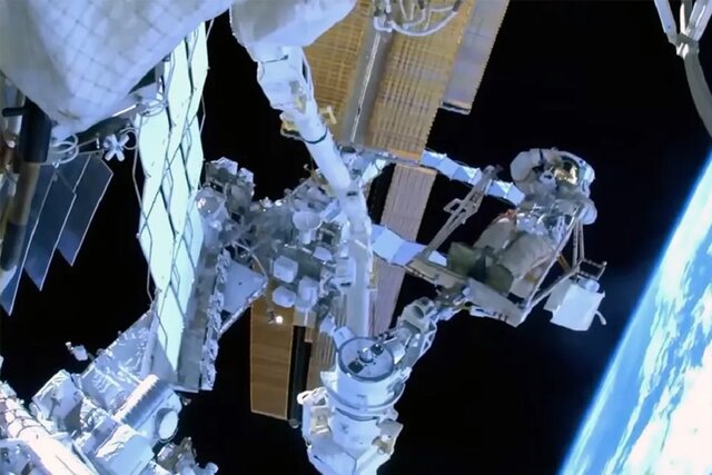 فضانورد روس روی بازوی رباتیک اروپا سوار شد