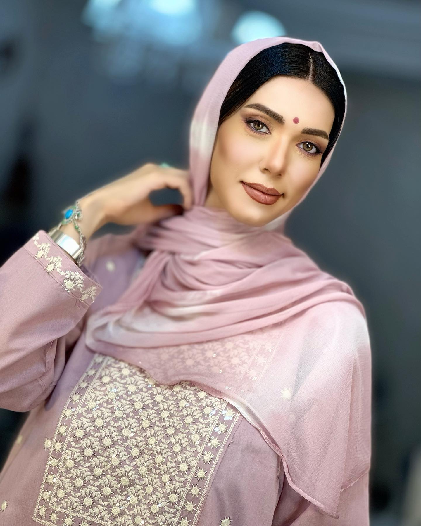 بازیگر معروف تلویزیون با تیپ هندی+عکس