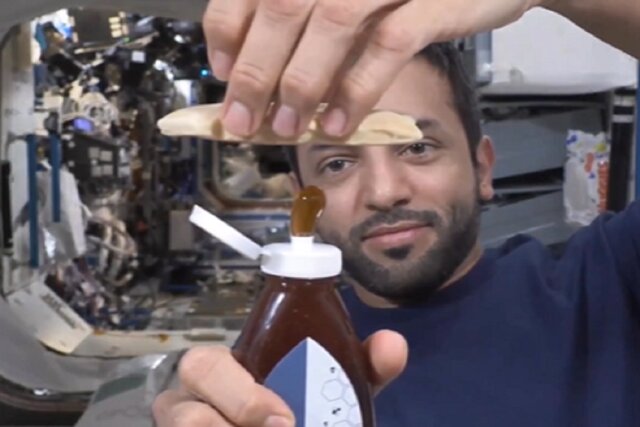 لحظه عجیب عسل خوردن فضانورد اماراتی در فضا+عکس