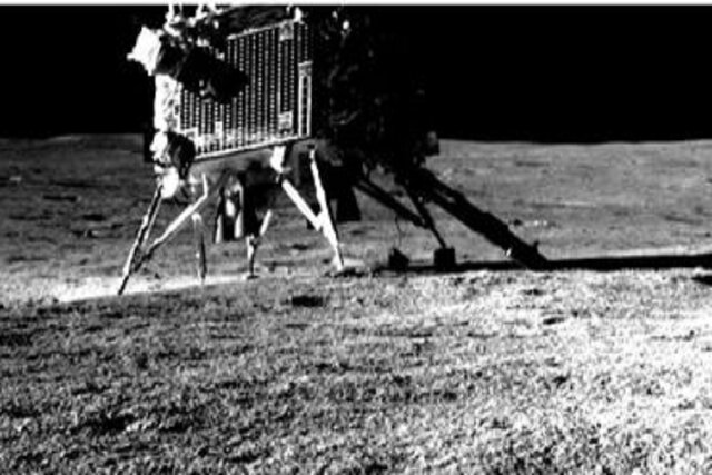 اولین تصویری که ماه نورد هندی از فرودگر خود ثبت کرد+عکس