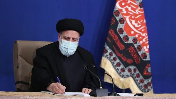 آیت الله رئیسی اساسنامه  جایزه زنده یاد دکتر کاظمی آشتیانی را ابلاغ کرد