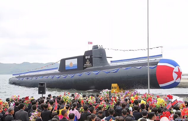 زیردریایی کره شمالی با قدرت پرتاب موشک اتمی+عکس