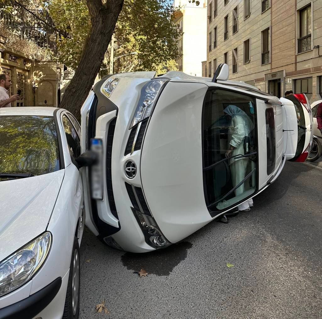 وضعیت عجیب راننده تویوتا پس از واژگونی در خیابان+عکس