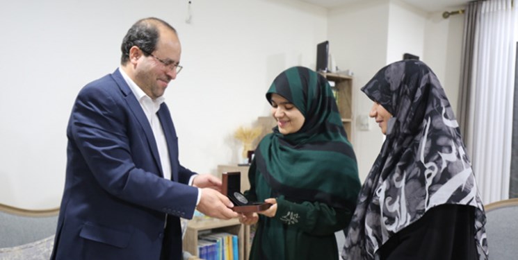 اعطای مدال نقره‌ای دانشگاه‌ تهران به همسر و فرزند شهید صابر