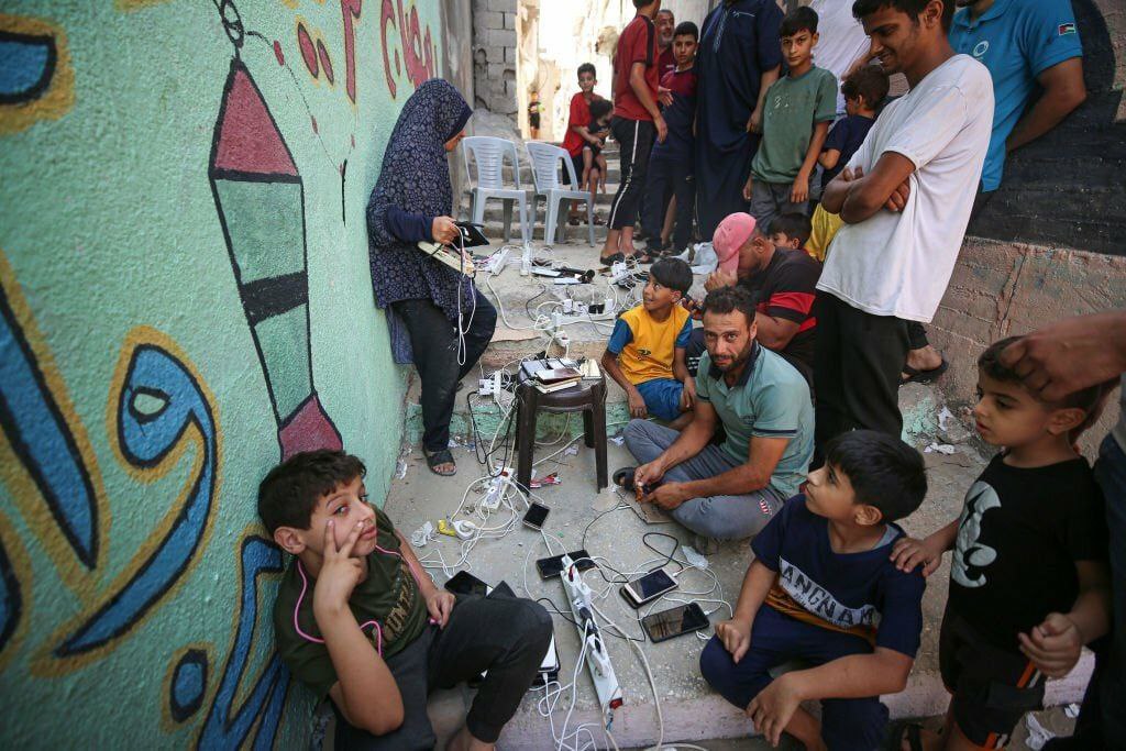 صف شارژ موبایل در غزه+عکس