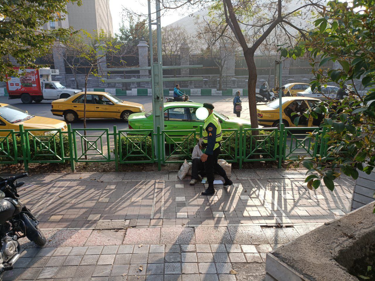 یک پلیس بامعرفت در خیابان‌های تهران+عکس