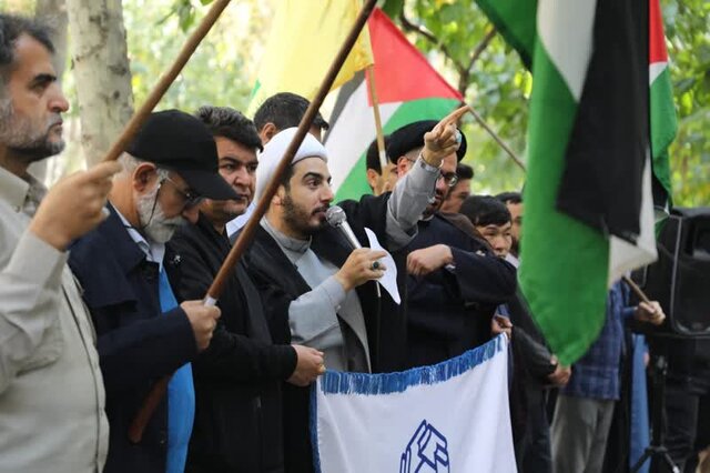 تجمع اعتراضی دانشگاهیان دانشگاه ادیان و مذاهب مقابل دفتر سازمان ملل متحد در تهران برگزار شد