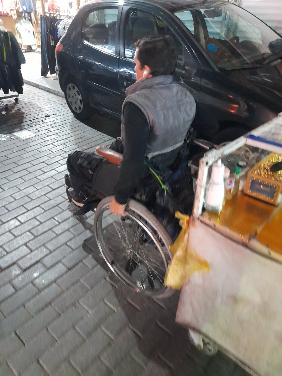 تصویری از یک مرد ویلچرنشین در تهران که باعث تحسین همه شد+عکس