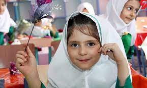 دانش آموزان ابتدایی تهرانی امروز بدون کیف به مدرسه رفتند/ احیا روز بی کیف و کتاب پس از ۱۰ سال
