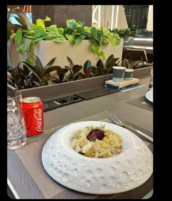 شیوه عجیب سرو غذا در یک رستوران+عکس