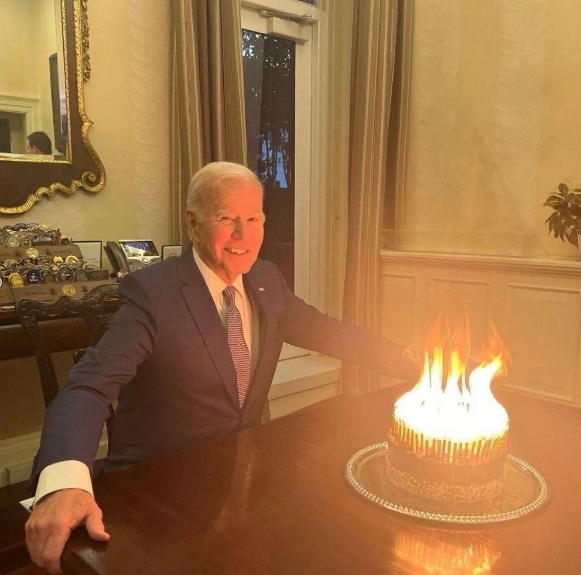 کیک آتیش جو بایدن در تولد ۸۱ سالگی اش+عکس
